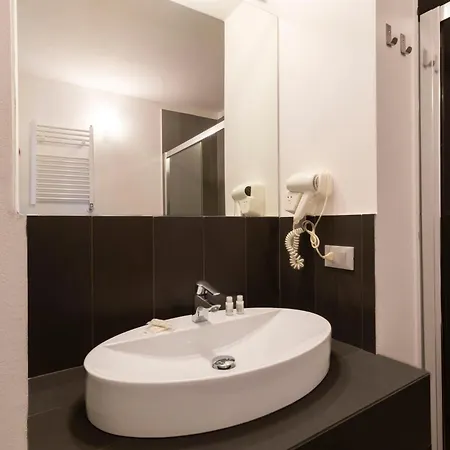 לינה וארוחת בוקר Palazzo Cavour 3*