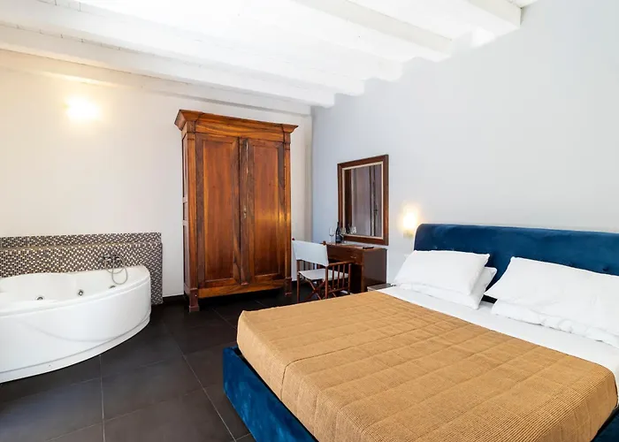 Palazzo Cavour לינה וארוחת בוקר לצ'ה